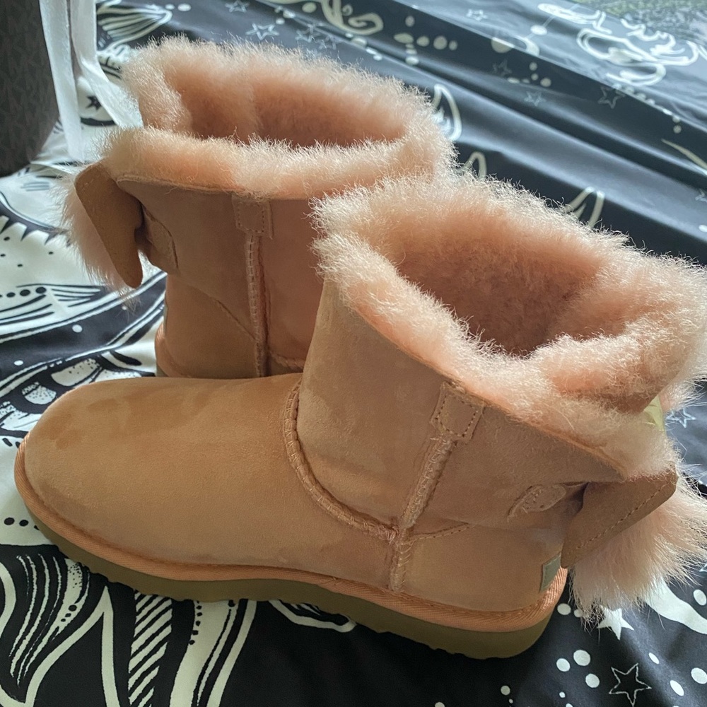 NWT Light Ugg’s sun tan color fluff bow boots - Picture 2 of 4